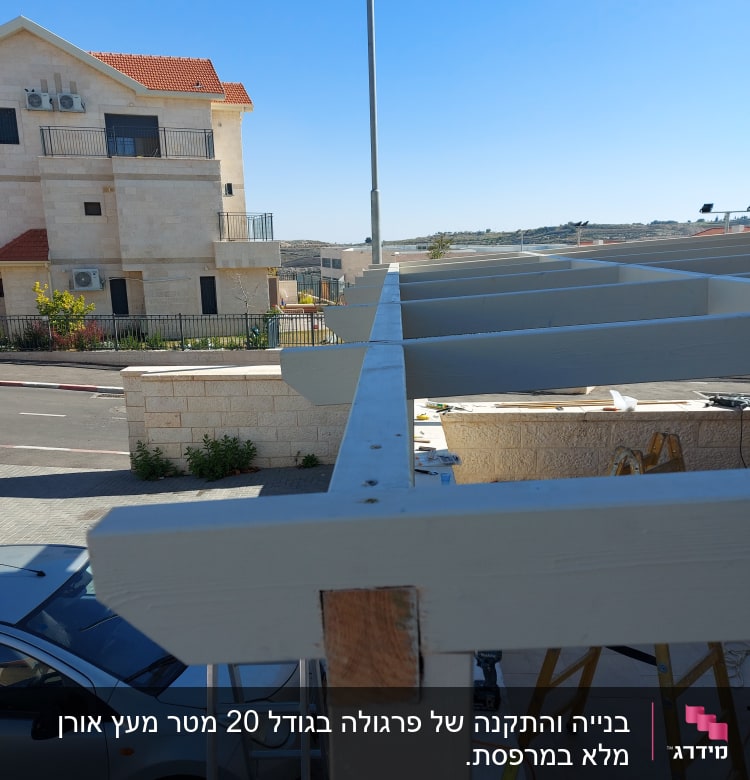 מבנה עץ בבנייה עם סולם וכלי עבודה